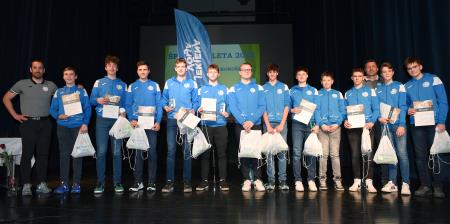 Ekipa starejših dečkov OK Fužinar in trenerja